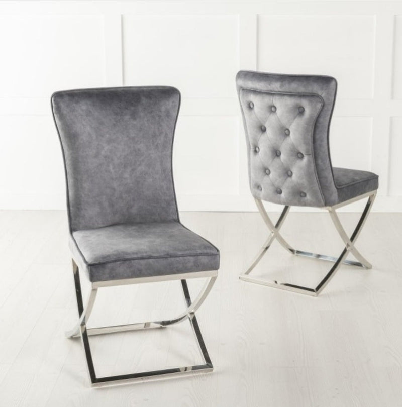 Laden Sie das Bild in Galerie -Viewer, Chesterfield Stuhl mit Silber Segelfüßen
